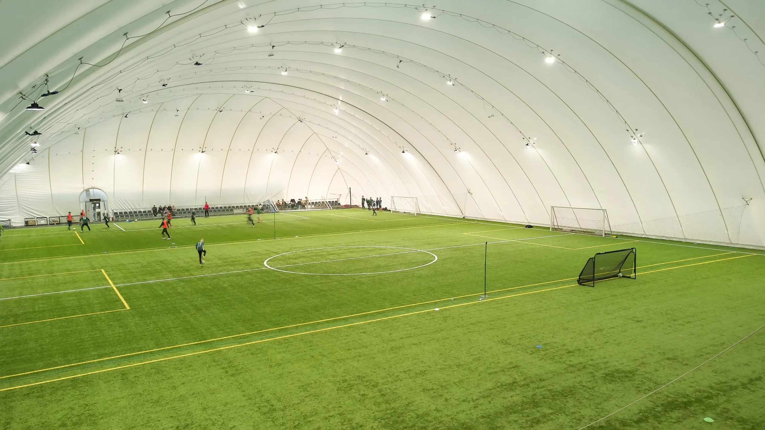Strefa Footballu Książenice - trzy boiska do piłki nożnej pod balonem w Książenicach